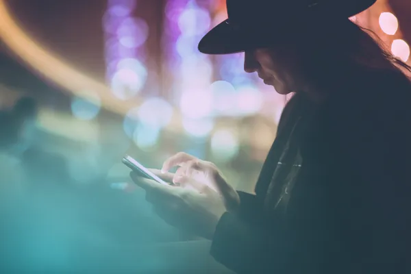 ক্যাসিনো চিপে ঘেরা এক আত্মবিশ্বাসী ডিলার খেলোয়াড়দের KKFBB অ্যাকাউন্টে লগইন করতে আহ্বান করছেন—যা দ্রুত ও সহজ লগইন সুবিধাকে উপস্থাপন করে।